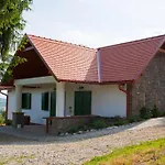 Oereghegyi Apartment