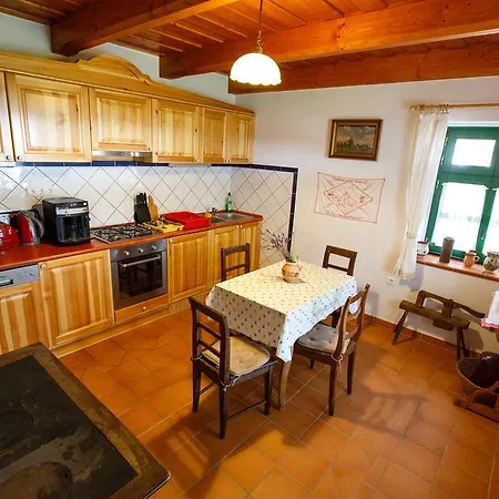Oereghegyi Apartment *